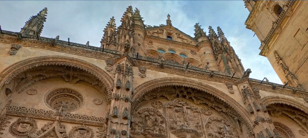 Фронтон собора Catedral Nueva de Salamanca